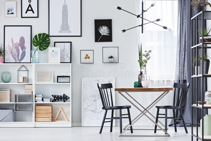 Gezellige eetkamer binnenkant stock foto