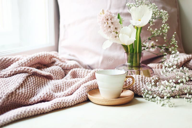 Comfortabele Pasen, de scène van het de lentestilleven De kop van koffie, doorboort gebreide plaid en bloemenboeket in vaas op ve royalty-vrije stock fotografie Comfortabele Pasen, de scène van het de lentestilleven De kop van koffie, doorboort gebreide plaid en bloemenboeket in vaas op ve royalty-vrije stock fotografie