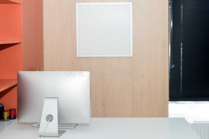 Comfortabele werkplaats met moderne computer op lijst stock foto's Comfortabele werkplaats met moderne computer op lijst stock foto's