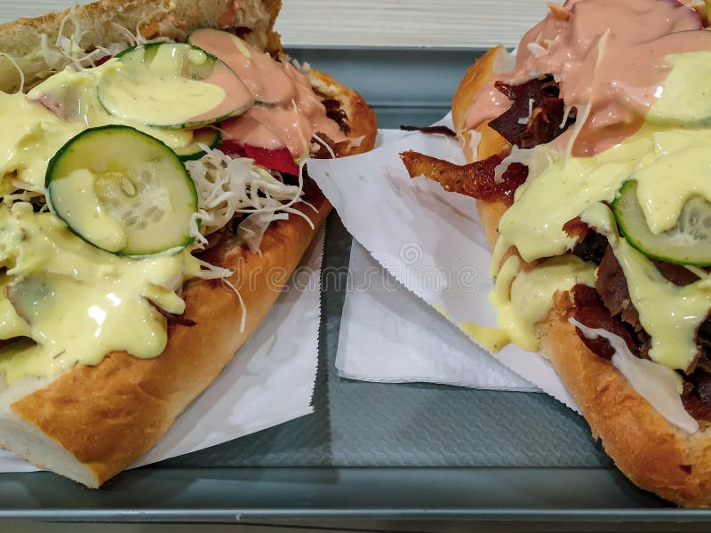 Comida ambulante deliciosa e calórica na Turquia e no mundo oriental, dois donadores de kebab com molho, legumes, salada e carne fotografia de stock Comida ambulante deliciosa e calórica na Turquia e no mundo oriental, dois donadores de kebab com molho, legumes, salada e carne fotografia de stock
