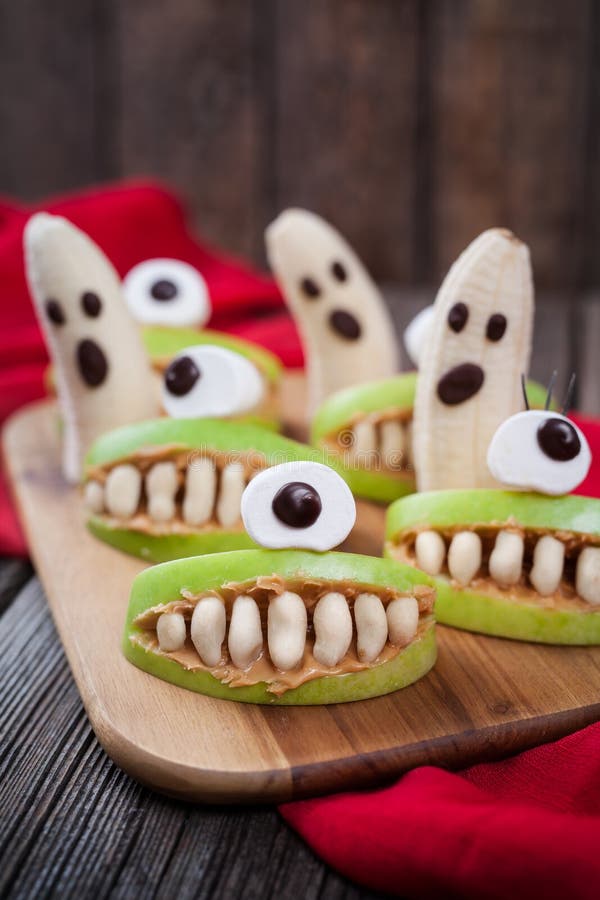 Comida asustadiza de los monstruos comestibles fantasmagóricos de Halloween imagen de archivo Comida asustadiza de los monstruos comestibles fantasmagóricos de Halloween imagen de archivo