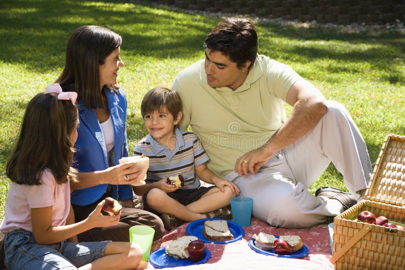 Comida campestre de la familia. imágenes de archivo libres de regalías