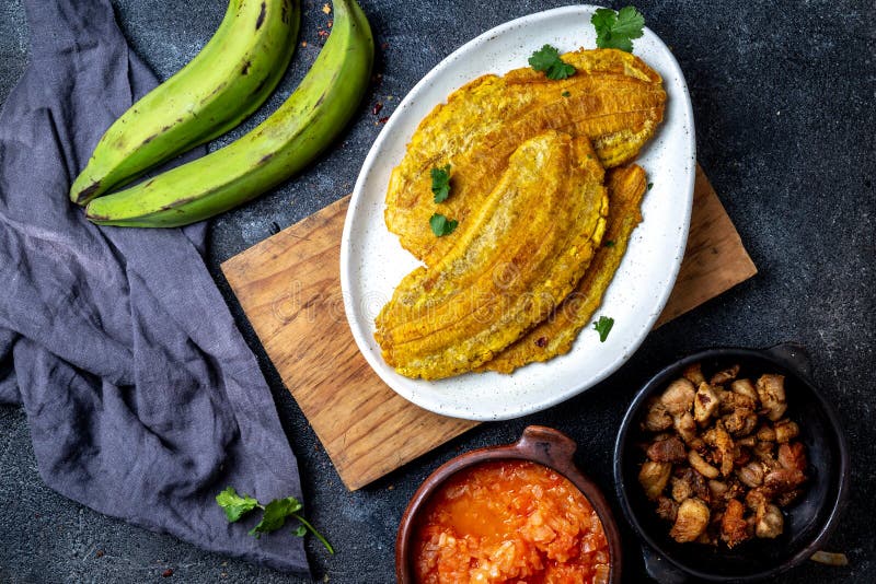 COMIDA CENTROAMERICANA DEL CARIBE COLOMBIANA Patacon o plátano verde entero del toston, frito y aplanado del llantén en blanco fotografía de archivo libre de regalías COMIDA CENTROAMERICANA DEL CARIBE COLOMBIANA Patacon o plátano verde entero del toston, frito y aplanado del llantén en blanco fotografía de archivo libre de regalías