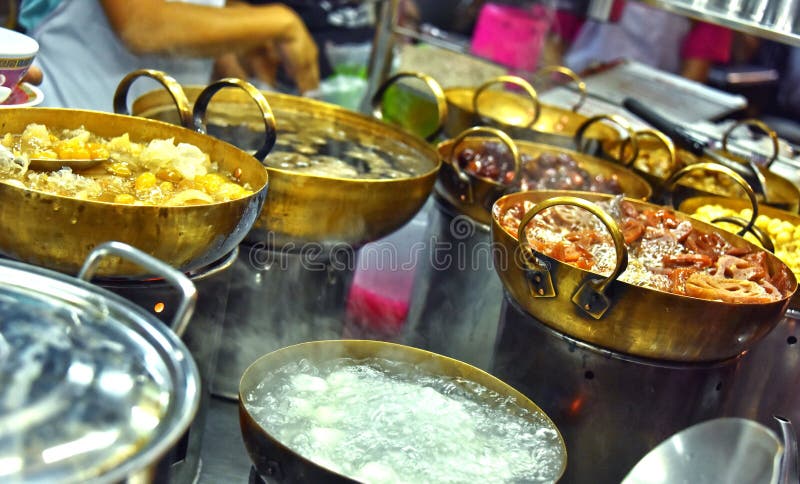 Comida china de la calle vendida en Bangkok Chinatown