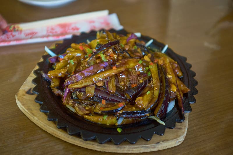 Comida de China Berenjenas con ajo y la zanahoria bajo sause en la placa oscura foto de archivo Comida de China Berenjenas con ajo y la zanahoria bajo sause en la placa oscura foto de archivo