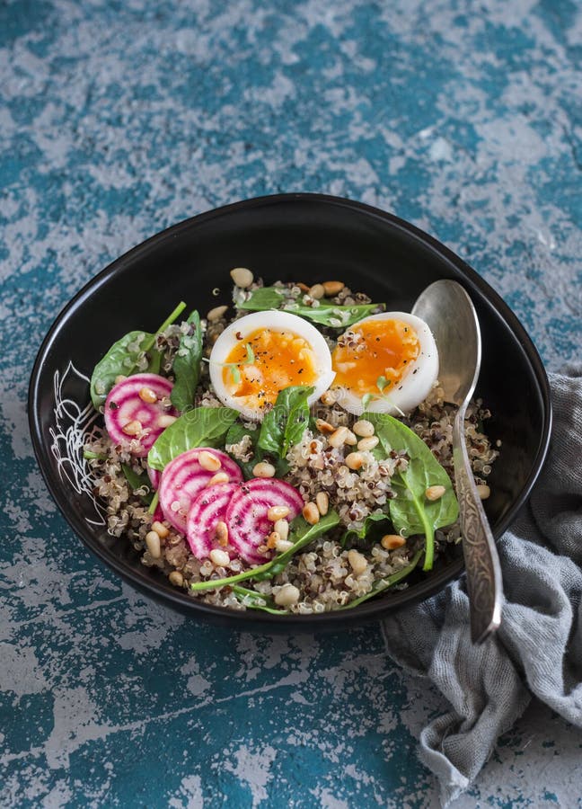 Comida de la dieta sana - ensalada con la quinoa, la espinaca, las remolachas y el huevo hervido fotos de archivo Comida de la dieta sana - ensalada con la quinoa, la espinaca, las remolachas y el huevo hervido fotos de archivo