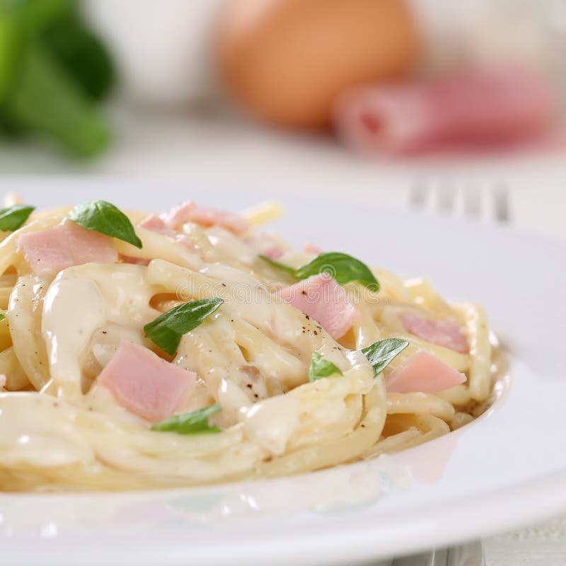 Comida de las pastas de los tallarines de Carbonara de los espaguetis con el jamón fotografía de archivo libre de regalías Comida de las pastas de los tallarines de Carbonara de los espaguetis con el jamón fotografía de archivo libre de regalías