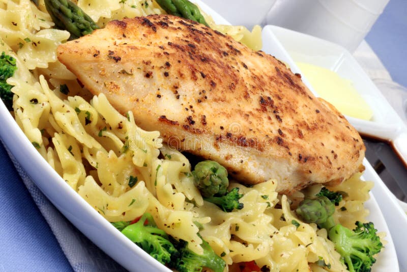 Comida de las pastas y del pecho de pollo foto de archivo libre de regalías Comida de las pastas y del pecho de pollo foto de archivo libre de regalías