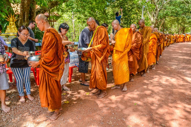 Comida de ofrecimiento budista tailandesa al limosna-cuenco del ` de los monjes imagenes de archivo Comida de ofrecimiento budista tailandesa al limosna-cuenco del ` de los monjes imagenes de archivo