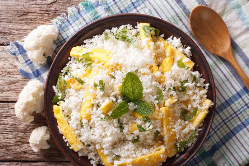 Comida de Paleo: Arroz de la coliflor con el primer de los huevos top horizontal v fotografía de archivo libre de regalías Comida de Paleo: Arroz de la coliflor con el primer de los huevos top horizontal v fotografía de archivo libre de regalías