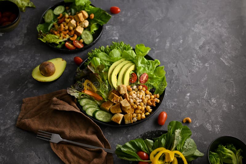 Comida de vegan menu buddha tigl grelhado tofu com grão de bico e salada imagens de stock