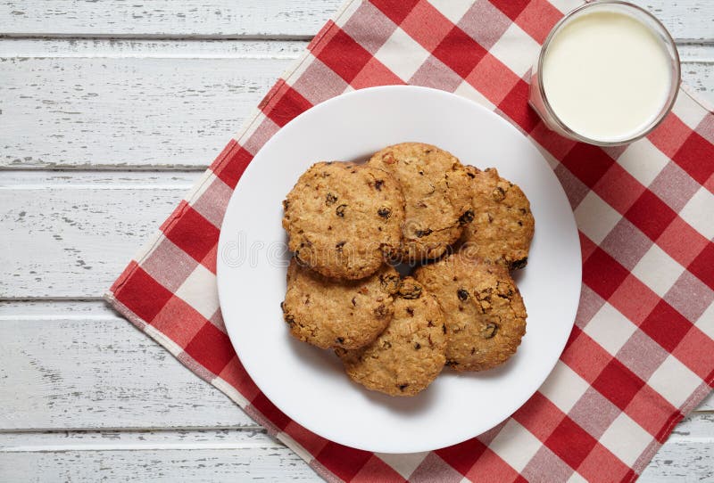 Comida dulce sana tradicional del postre de las galletas de harina de avena con leche imágenes de archivo libres de regalías Comida dulce sana tradicional del postre de las galletas de harina de avena con leche imágenes de archivo libres de regalías