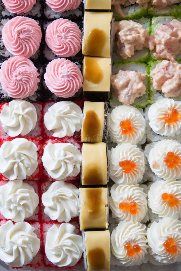 Comida fresca porção de rolos japoneses de sushi Uma visão de cima fotografia de stock Comida fresca porção de rolos japoneses de sushi Uma visão de cima fotografia de stock