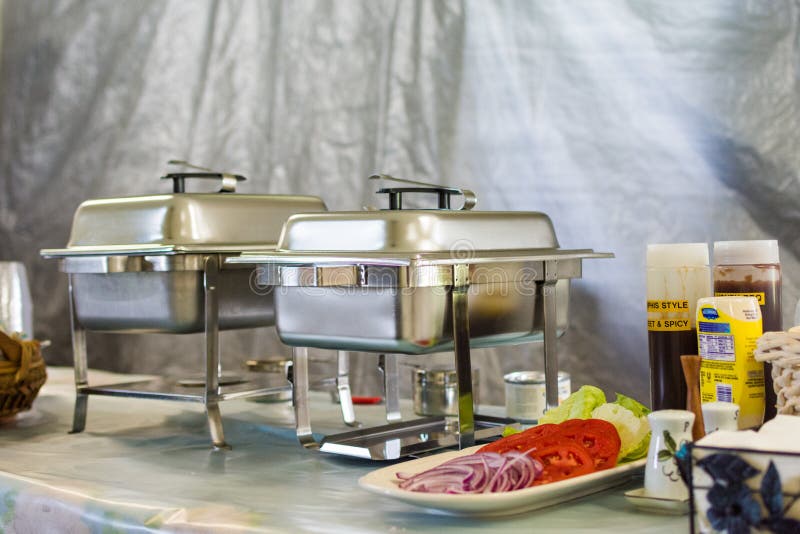 Comida fría de abastecimiento de una variedad de diversas comidas fotografía de archivo libre de regalías Comida fría de abastecimiento de una variedad de diversas comidas fotografía de archivo libre de regalías