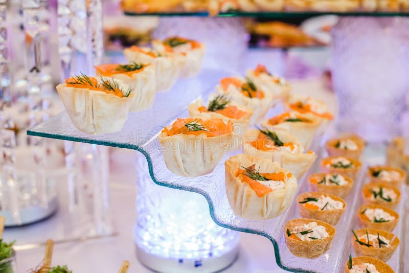 Comida fría del restaurante del abastecimiento para los eventos imagen de archivo libre de regalías Comida fría del restaurante del abastecimiento para los eventos imagen de archivo libre de regalías