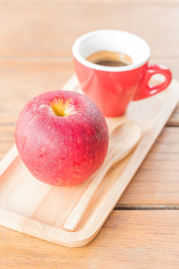 Comida fácil con la manzana y el café rojos foto de archivo Comida fácil con la manzana y el café rojos foto de archivo