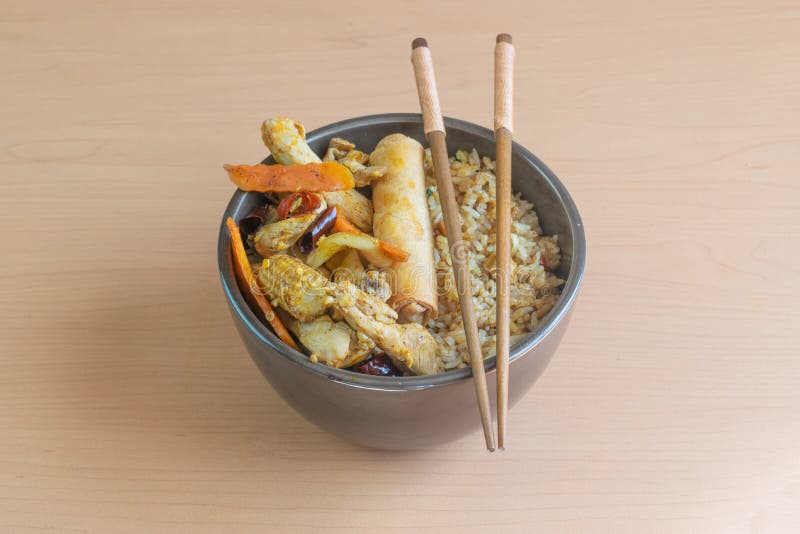 Comida Gourmet China Con Palillos En Cuenco Con Arroz Frito, Pollo,  Verduras, Chun Kun, Imagen de archivo - Imagen de alimento, pimienta:  198981865