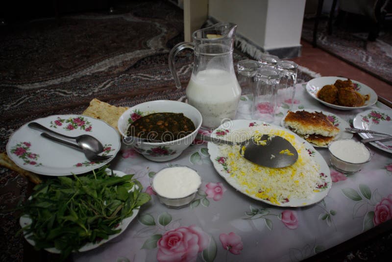 Comida hecha en casa iraní tradicional: habas, arroz, verdes imagenes de archivo Comida hecha en casa iraní tradicional: habas, arroz, verdes imagenes de archivo