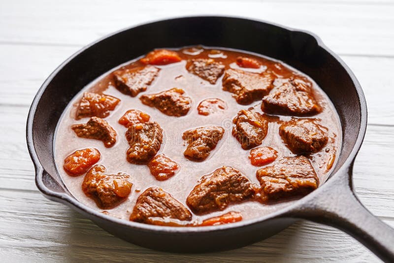 Comida húngara tradicional de la sopa del guisado de la carne de la carne de vaca del cocido húngaro con salsa picante en cacerol foto de archivo libre de regalías Comida húngara tradicional de la sopa del guisado de la carne de la carne de vaca del cocido húngaro con salsa picante en cacerol foto de archivo libre de regalías