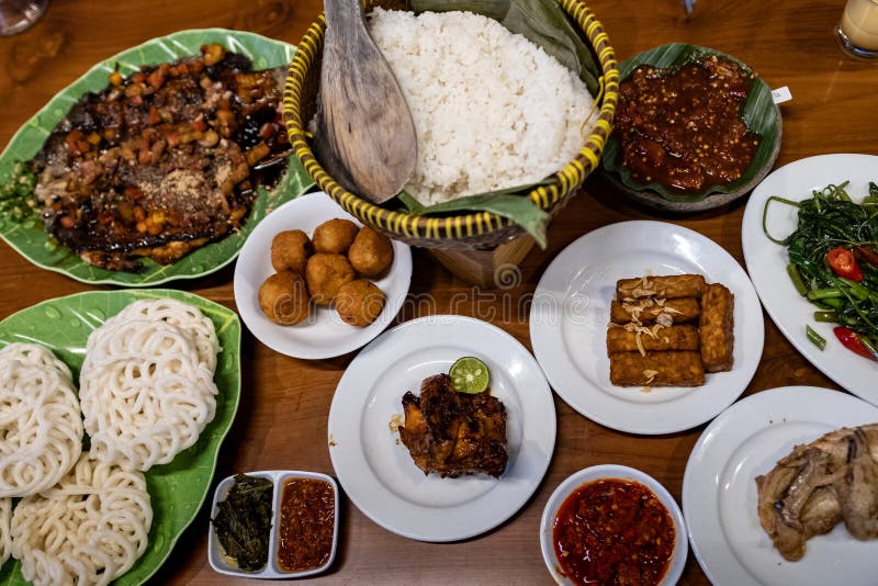 Comida Indonesia Difundida Con Cocina De Estilo Java Occidental Imagen de archivo - Imagen de torta, pollo: 227788263 Comida Indonesia Difundida Con Cocina De Estilo Java Occidental Imagen de archivo - Imagen de torta, pollo: 227788263
