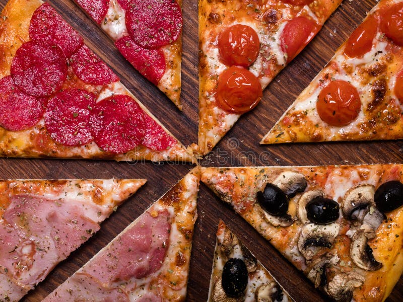 Comida italiana nacional de la comida del fondo de la pizza imagen de archivo libre de regalías Comida italiana nacional de la comida del fondo de la pizza imagen de archivo libre de regalías
