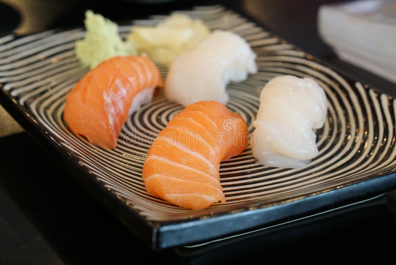 Comida japonesa - sushi de Salmon Sushi y de la concha de peregrino imagenes de archivo Comida japonesa - sushi de Salmon Sushi y de la concha de peregrino imagenes de archivo
