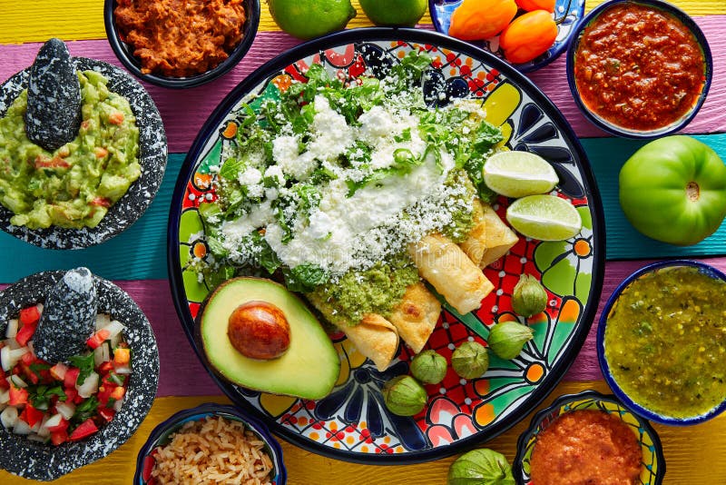 Comida Mexicana De Los Enchiladas Verdes Con Guacamole Foto de archivo