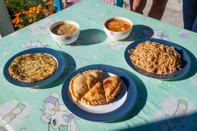 Comida nepalesa típica en el circuito de Manaslu, Himalaya, Nepal Comida nepalesa india clasificada en la tabla Platos y aperitiv fotografía de archivo Comida nepalesa típica en el circuito de Manaslu, Himalaya, Nepal Comida nepalesa india clasificada en la tabla Platos y aperitiv fotografía de archivo