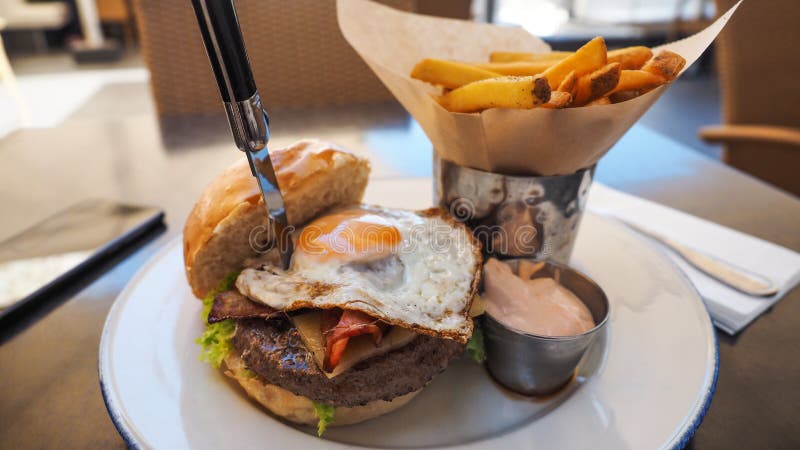 Comida perfecta de la hamburguesa en un restaurante del heavy imagenes de archivo Comida perfecta de la hamburguesa en un restaurante del heavy imagenes de archivo