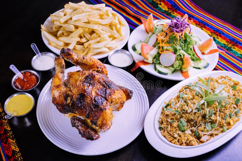 Comida peruana: Pollo un chaufa del arroz de la estafa del brasa del la imágenes de archivo libres de regalías Comida peruana: Pollo un chaufa del arroz de la estafa del brasa del la imágenes de archivo libres de regalías