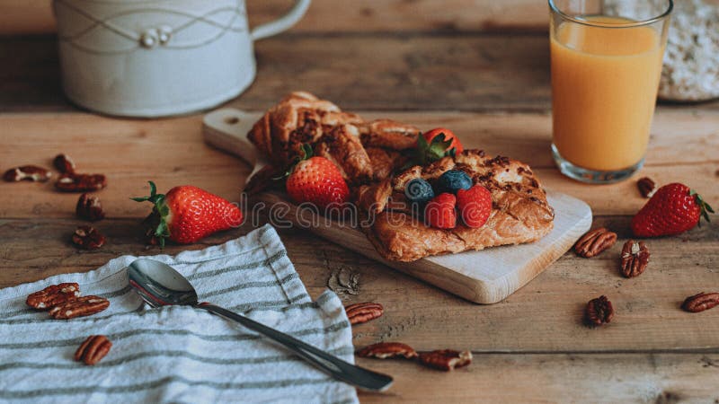 Comida que diseña los pasteles dulces con la fruta en los tablones de madera imagen de archivo Comida que diseña los pasteles dulces con la fruta en los tablones de madera imagen de archivo