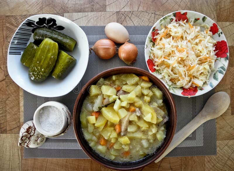 Comida sabrosa sana, patatas guisadas del horno, y un bocado fotografía de archivo libre de regalías Comida sabrosa sana, patatas guisadas del horno, y un bocado fotografía de archivo libre de regalías