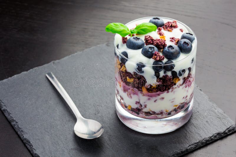 Comida sana con las bayas y el yogur foto de archivo Comida sana con las bayas y el yogur foto de archivo