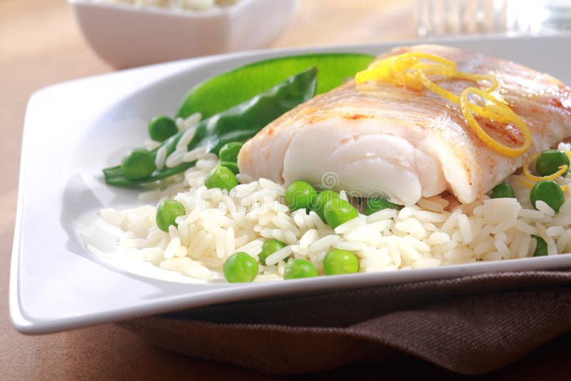 Comida sana de pescados, del arroz y de guisantes cocidos imágenes de archivo libres de regalías