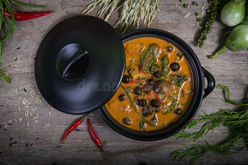 Comida tailandesa: El sarmentosum del gaitero deja el curry foto de archivo Comida tailandesa: El sarmentosum del gaitero deja el curry foto de archivo
