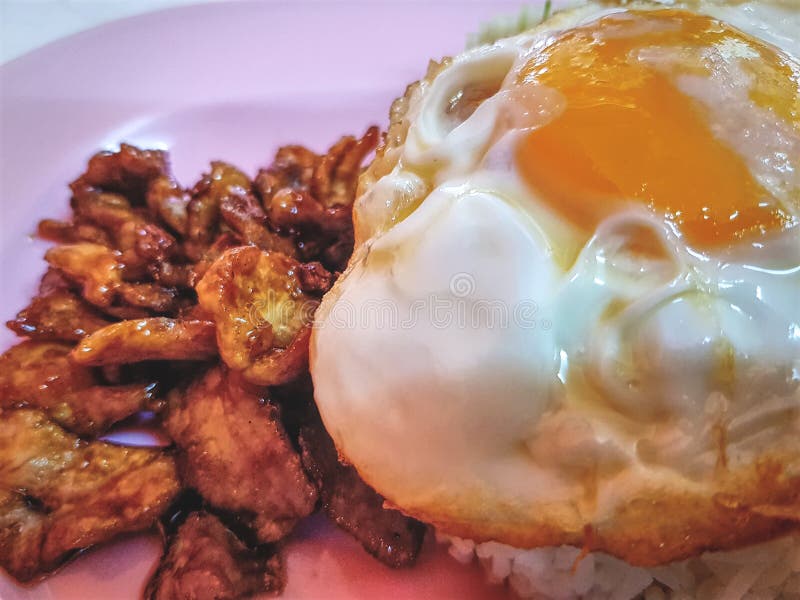 Comida tailandesa Fried Pork de la calle con arroz y Fried Egg fotos de archivo Comida tailandesa Fried Pork de la calle con arroz y Fried Egg fotos de archivo