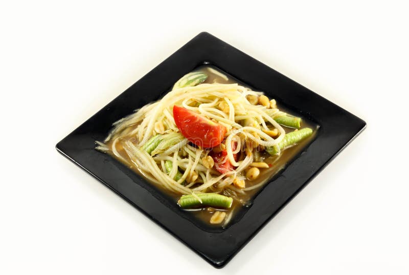 Comida tailandesa la ensalada o el somtum de la papaya en plato en el fondo blanco fotografía de archivo libre de regalías Comida tailandesa la ensalada o el somtum de la papaya en plato en el fondo blanco fotografía de archivo libre de regalías