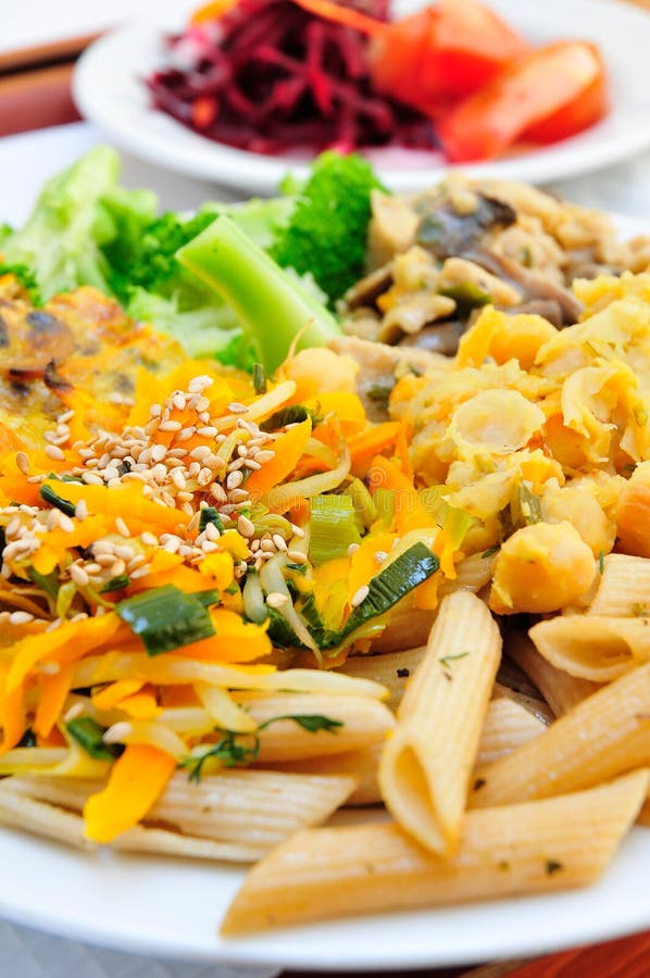 Comida vegetariana foto de archivo. Imagen de verano - 31939034