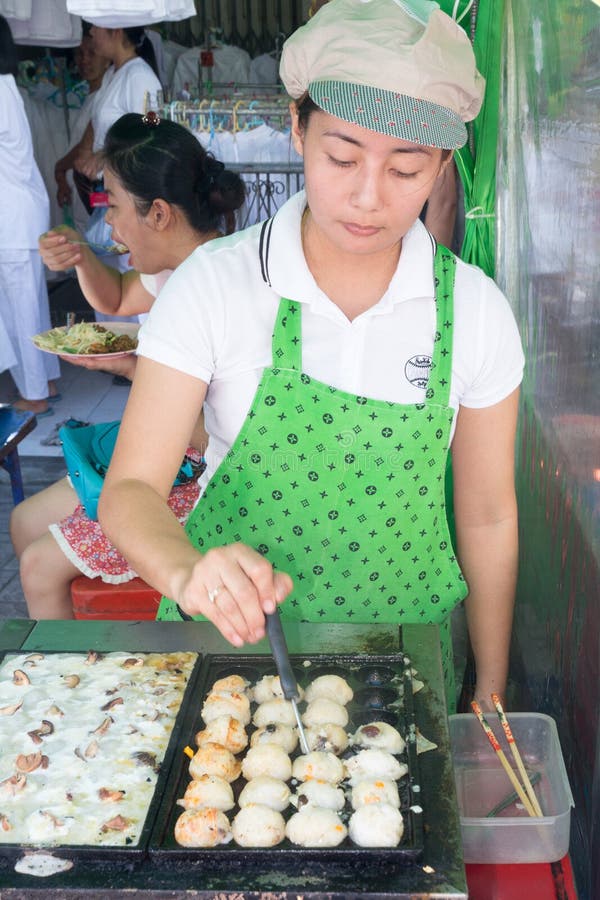 Comida vegetariana de servicio en el festival vegetariano anual de Phuket fotos de archivo libres de regalías Comida vegetariana de servicio en el festival vegetariano anual de Phuket fotos de archivo libres de regalías