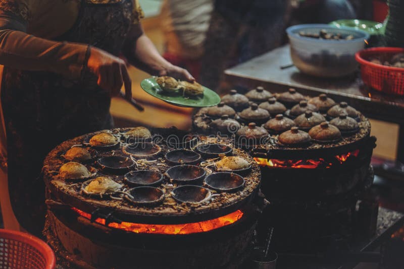 Comida vietnamita de la calle en la noche - Banh puede imagen de archivo libre de regalías Comida vietnamita de la calle en la noche - Banh puede imagen de archivo libre de regalías