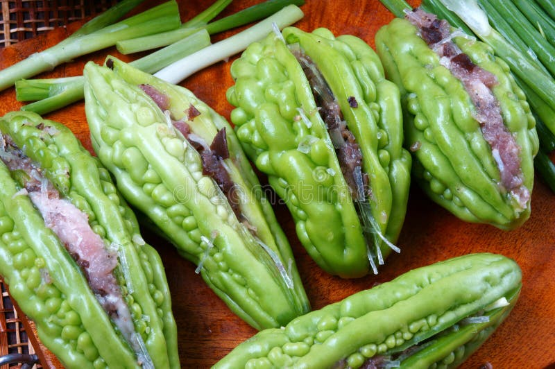 Comida vietnamita, melón amargo, carne de tierra imagen de archivo libre de regalías Comida vietnamita, melón amargo, carne de tierra imagen de archivo libre de regalías