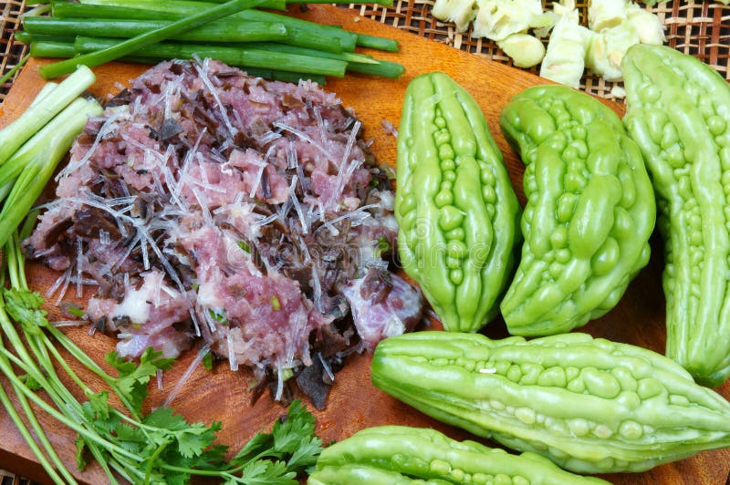 Comida vietnamita, melón amargo, carne de tierra foto de archivo libre de regalías Comida vietnamita, melón amargo, carne de tierra foto de archivo libre de regalías