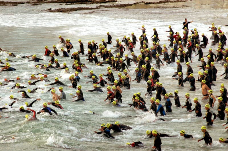 Comienzo del Triathlon fotografía de archivo Comienzo del Triathlon fotografía de archivo