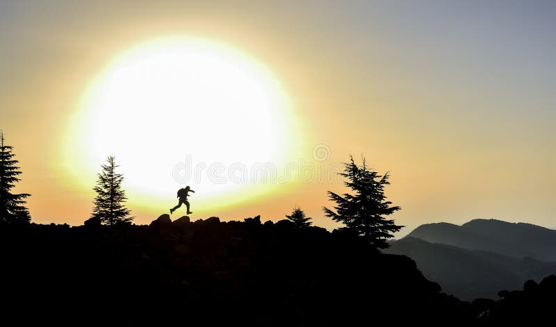comienzo enérgico feliz al día en el pico de la montaña foto de archivo libre de regalías comienzo enérgico feliz al día en el pico de la montaña foto de archivo libre de regalías