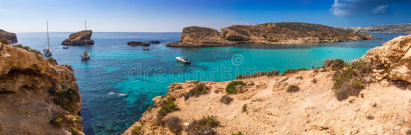 Comino, Мальта - красивая голубая лагуна с морской водой ясности бирюзы, яхтами и snorkeling туристами на солнечном лете стоковые изображения rf Comino, Мальта - красивая голубая лагуна с морской водой ясности бирюзы, яхтами и snorkeling туристами на солнечном лете стоковые изображения rf