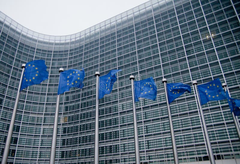 Comisión Europea con las banderas de la UE