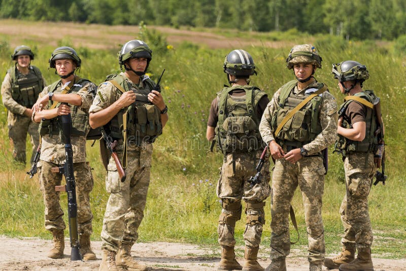 Commandos ukrainiens après combat s'exerçant image stock Commandos ukrainiens après combat s'exerçant image stock