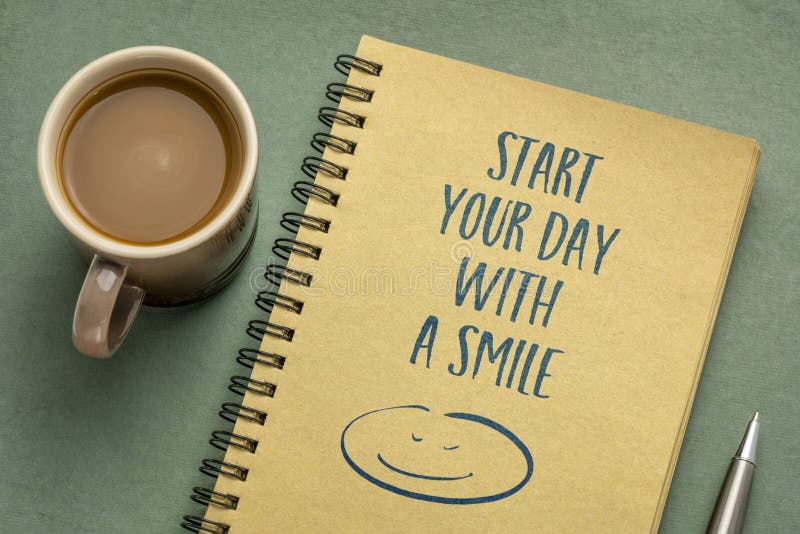 Commencez votre journée avec une note inspirée de sourire photographie stock libre de droits