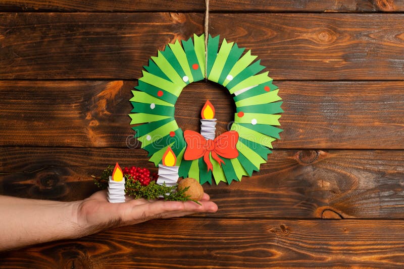 Comment Faire La Couronne De Noël à Partir Du Papier De Couleur Avec Des  Enfants. Instructions Pas à Pas. Décoration «faites-le Vo Image stock -  Image du noël, décoration: 202174781