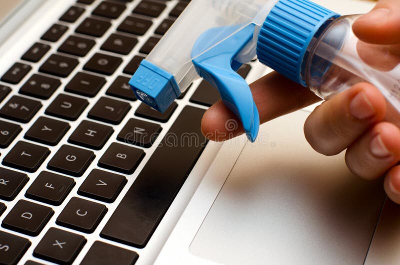 Comment ne pas nettoyer un ordinateur portable image libre de droits Comment ne pas nettoyer un ordinateur portable image libre de droits